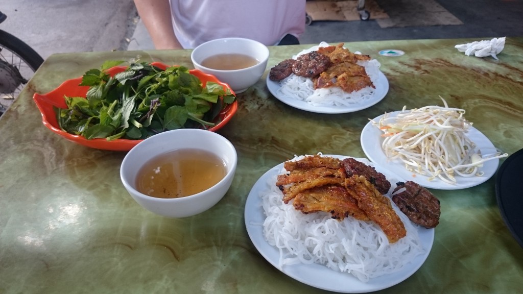 Je libo bun cha k snidani?